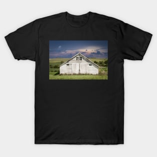 Beautiful Old Barn Pictures - White Barn T-Shirt